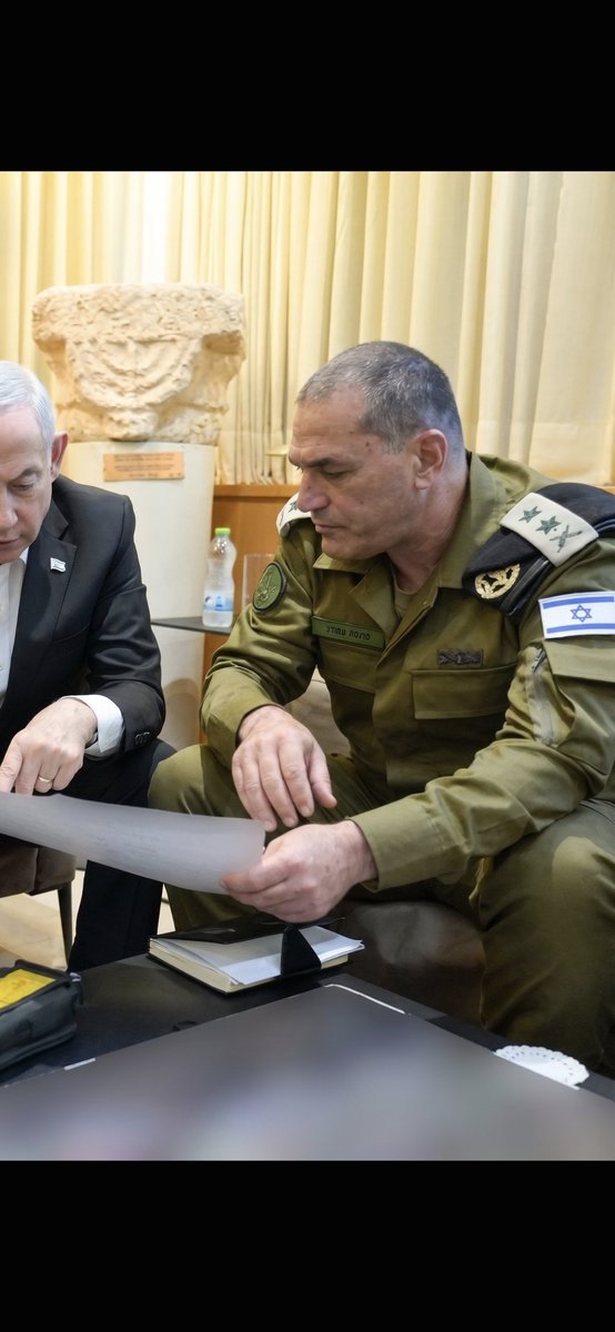 BREF_ACTUALITES's tweet photo. 🔴🇮🇱 À quelques heures des élections, un désaccord rapporté entre Netanyahou et le chef d’état-major alimente les craintes d’une escalade avec l’Iran.

La chaîne Channel 12 rapporte une confrontation entre Benyamin Netanyahou et le chef d’état-major Eyal Zamir au sujet d’une directive militaire liée à l’Iran, dont les détails n’ont pas été révélés. ⚠️

Selon la chaîne, Zamir aurait demandé des garanties juridiques et des signatures de la direction politique avant d’exécuter l’ordre, craignant une escalade rapide avec Téhéran. 🏛️

Netanyahou a qualifié le reportage de « nonsense », tandis que le ministre de la Défense Israel Katz a affirmé qu’il n’y avait « aucune intention » d’attaquer l’Iran avant les élections. 🚨

Gadi Eisenkot, principal rival de Netanyahou, a exprimé son soutien à Zamir, dénonçant toute utilisation de l’armée à des fins politiques. ⚠️

Netanyahou avait auparavant insisté sur la nécessité de « renverser » le régime iranien, tout en avertissant d’une possible attaque iranienne avant le scrutin. 🏛️

Source : Channel 12, Times of Israel, PBS, Al Arabiya, Fortune.

#Israël #Netanyahou #Iran #EyalZamir #Élections #Géopolitique #Sécurité