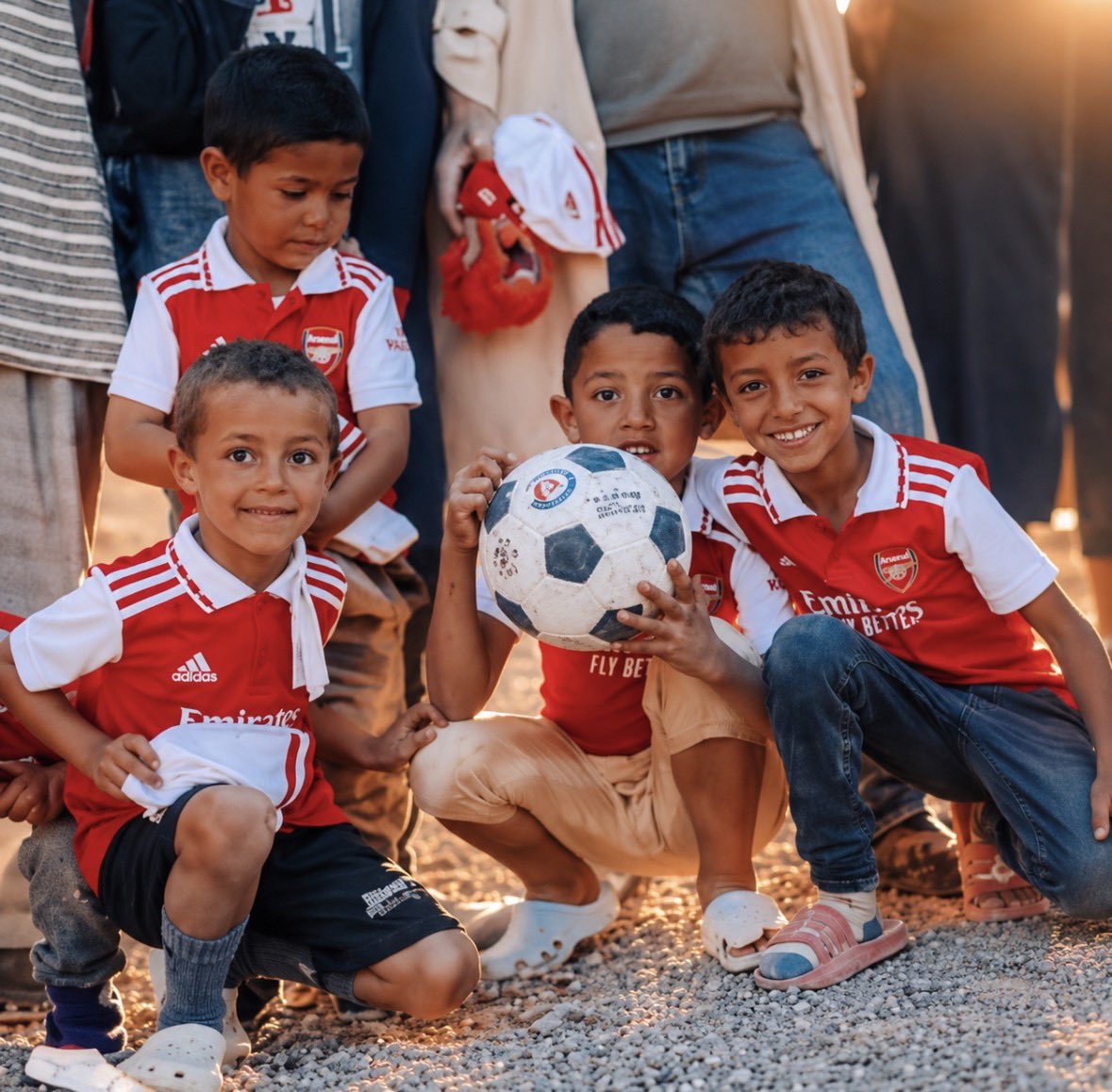 FrenchRapUS's tweet photo. 🚨 QUELLE HONTE ! 

Le footballeur Bukayo Saka est la cible de vives moqueries sur internet depuis qu’il a remporté le trophée Socrates lors de la cérémonie du Ballon d’Or… 

Il est récompensé pour son engagement avec les enfants, mais certains trouvent encore le moyen de se moquer de lui et de le qualifier de trophée en carton 🤮

🇳🇬 NIGERIA : A financé 120 opérations pour des enfants défavorisés.

🇲🇦 MAROC : A offert 50 maisons à 84 familles et 89 enfants touchés par un séisme.

🇹🇷 TURQUIE : A financé des logements pour 26 familles ayant perdu leur toit après les séismes.

🌍 AFRIQUE : A participé, avec Antonio Rüdiger, à des actions d’aide médicale et humanitaire au Rwanda, au Kenya, en Tanzanie et en Sierra Leone.

Pendant que certains se moquent d’un trophée, des familles ont retrouvé un toit et des enfants ont pu être soignés 🙏🏻