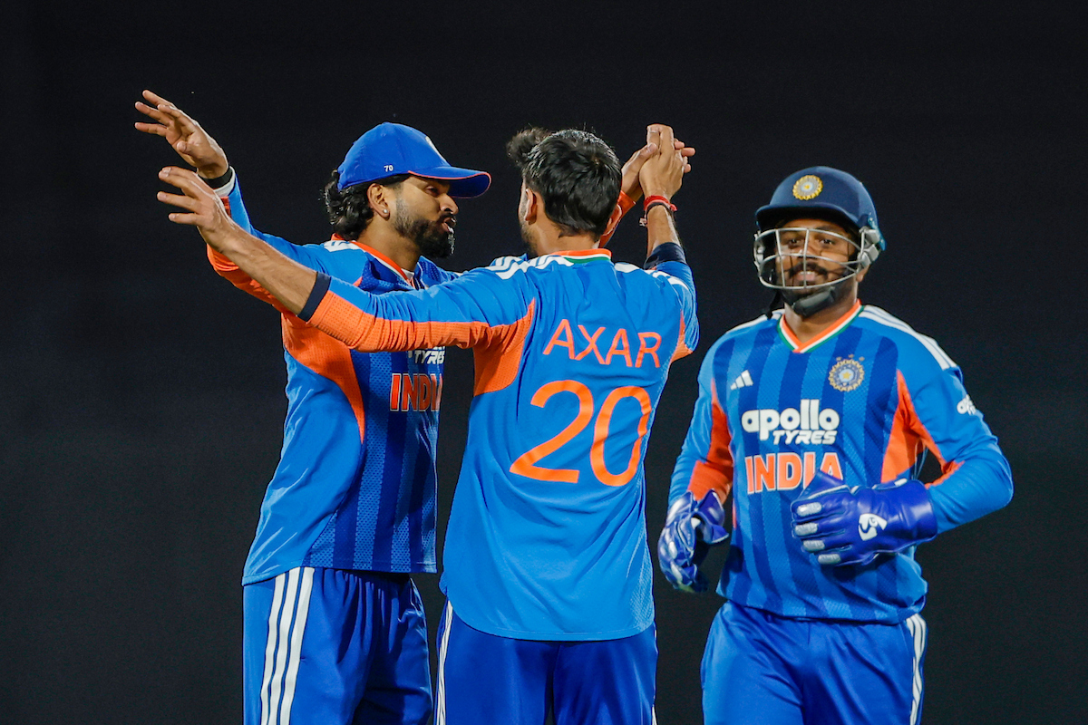 BCCI's tweet photo. Caught and bowled by Axar Patel.

Glenn Phillips departs after scoring 17 runs.

Live - https://t.co/zf4CnZQ8CD #NZvIND https://t.co/pFjt6FcmUZ
