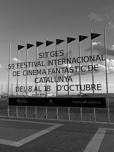 lecodesitges's tweet photo. Podeu llegir l'article setmanal de @vinyetp
 en la seva secció 'El Marge Llarg'. Ens parla de la cara B del Sitges – Festival de Cinema Fantàstic de Catalunya.
▶️ https://t.co/ef2uhNRuqT https://t.co/etdhUcMvuB