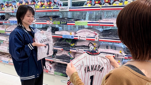 swallowspr's tweet photo. 2027年シーズンに向け、Official Goods Shopのアルバイトスタッフを「マイナビバイト」にて募集中です！🙌
チームとファンの橋渡し役になってみませんか？

球団直営店でしか味わえない空気や感動が盛りだくさんです✨

東京ヤクルトスワローズの一員として、一緒にチームを盛り上げましょう！📣

詳細はこちらから▼
https://t.co/8rwMkEQdnK

#swallows