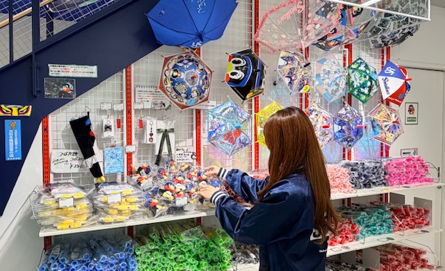 swallowspr's tweet photo. 2027年シーズンに向け、Official Goods Shopのアルバイトスタッフを「マイナビバイト」にて募集中です！🙌
チームとファンの橋渡し役になってみませんか？

球団直営店でしか味わえない空気や感動が盛りだくさんです✨

東京ヤクルトスワローズの一員として、一緒にチームを盛り上げましょう！📣

詳細はこちらから▼
https://t.co/8rwMkEQdnK

#swallows