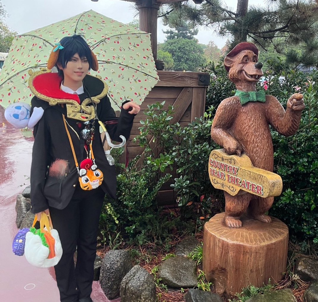 okotui's tweet photo. ※ツイステ仮装

昨日首輪つけて歩いてたら、キャストさんや他のナイトレイブンカレッジ生から

「首輪だ...」「オフへされてる...」
「魔法使えないのー？」

などと囁かれて嬉しかった

蒸気船に乗ってても気づいてくれた人は「首輪ついてるね！」のジェスチャーしてくれた笑

作って良かったー‼️‼️ https://t.co/BfYekFB60T