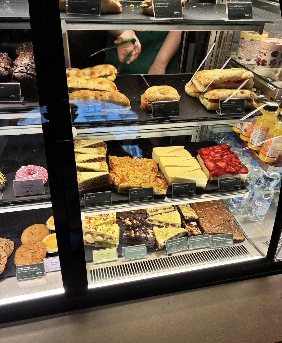 _korg_'s tweet photo. So many bootlickers in the comments. How have we come to the stage to accept the shite we are served up? Again, the difference between Starbucks abroad and here just one example. There is literally no quality left in Britain anymore. Cheap shit constantly served up https://t.co/0H5fmtyUX8