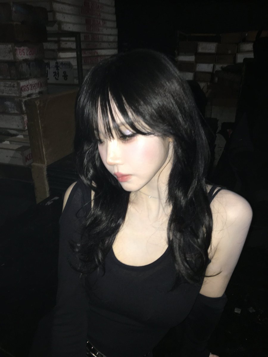 nakygrad's tweet photo. 오늘은 영국 껌고의 날~🐈‍⬛🇬🇧
#트리플에스 #tripleS #김나경 #nakyoung https://t.co/KMLoEfpeAY