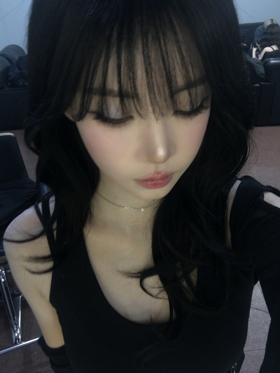 nakygrad's tweet photo. 오늘은 영국 껌고의 날~🐈‍⬛🇬🇧
#트리플에스 #tripleS #김나경 #nakyoung https://t.co/KMLoEfpeAY