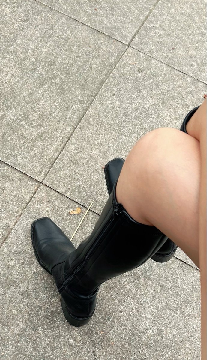 madstraigh85201's tweet photo. 幼师女友，光脚穿着长靴周末逛公园，回到家靴子里头都是脚汗湿湿的，图四右脚的靴子痕迹很重，我经常射里面抹匀风干给她穿，她还不知道我有这个癖好 #扫楼  #打胶 #射鞋 #恋足 #射长靴 https://t.co/j8zSW3tCN4