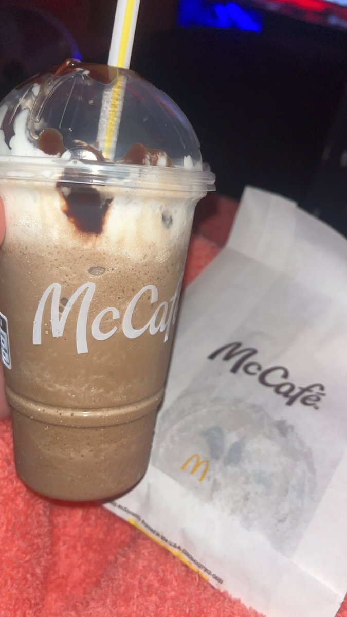 REDRAGEEE's tweet photo. ending a shitty day with a little sweet treat before I call it a night. sometimes it’s the little things 🖤☕

#McDonalds #Mocha #frappe #chocolatechip #cookies #sweettreat #PayPig #FinDom #CashCow #ContentCreator https://t.co/GYU7KPGjG9