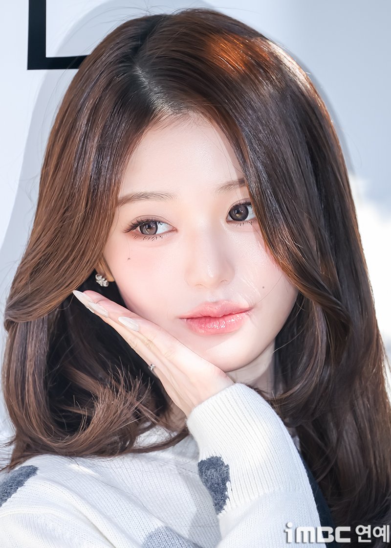 imbcenews's tweet photo. [포토] 장원영, 가을 부르는 해야
#장원영 #아이브 #팝업스토어 #오픈행사 #iMBC연예

아이브(IVE) 장원영이 27일 오전 서울 강남구 논현동에 위치한 한 갤러리에서 열린 캐시미어 브랜드 출시 기념 행사에 참석해 포즈를 취하고 있다.

🔗https://t.co/eYev5PwUfS https://t.co/rCO1vdAA5V