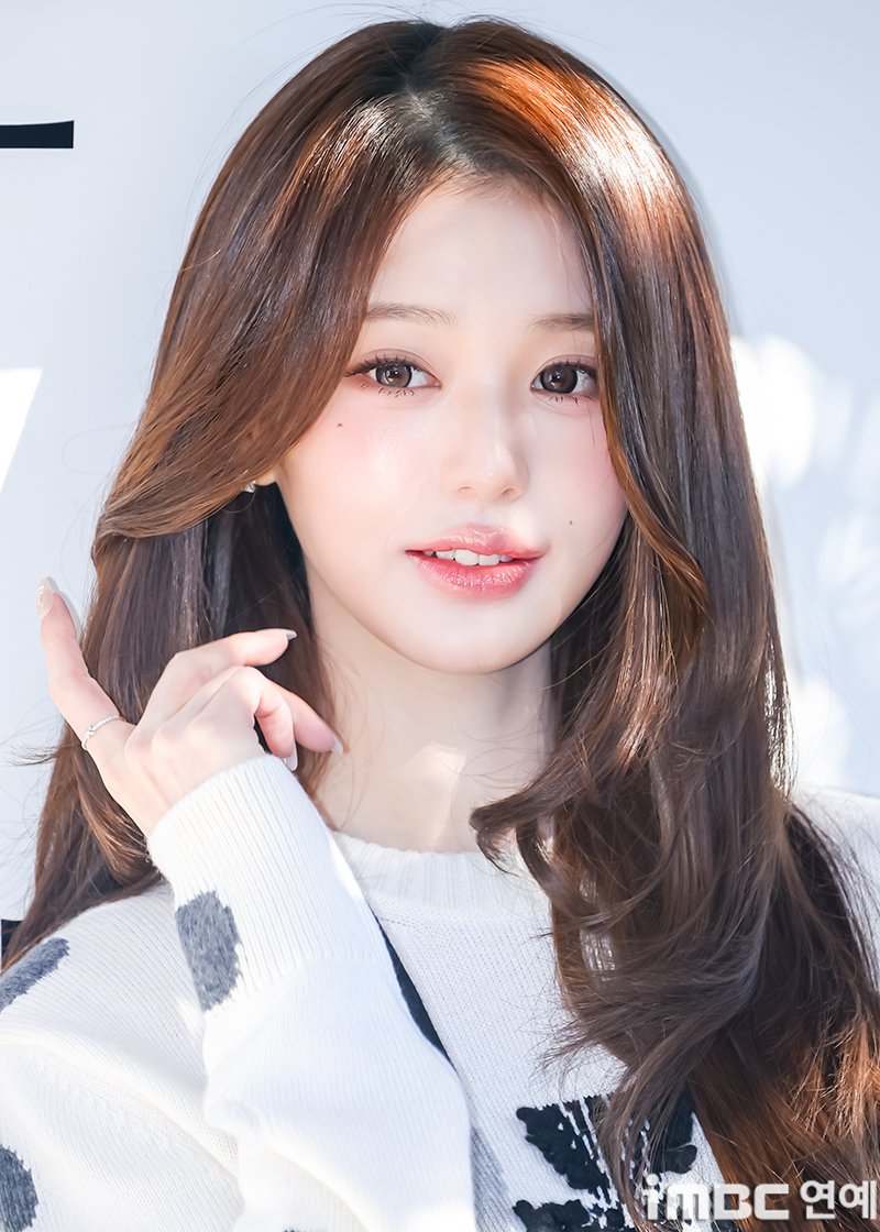 imbcenews's tweet photo. [포토] 장원영, 가을 부르는 해야
#장원영 #아이브 #팝업스토어 #오픈행사 #iMBC연예

아이브(IVE) 장원영이 27일 오전 서울 강남구 논현동에 위치한 한 갤러리에서 열린 캐시미어 브랜드 출시 기념 행사에 참석해 포즈를 취하고 있다.

🔗https://t.co/eYev5PwUfS https://t.co/rCO1vdAA5V