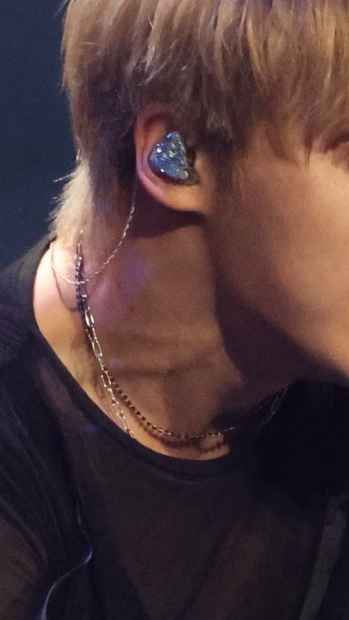mingificacion's tweet photo. i dont know were to look.. his veiny neck or his unhinged gaze 🤤🤤🤤 https://t.co/Q1clZ1xpci