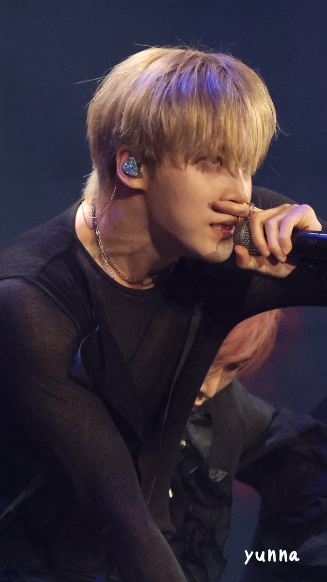 mingificacion's tweet photo. i dont know were to look.. his veiny neck or his unhinged gaze 🤤🤤🤤 https://t.co/Q1clZ1xpci