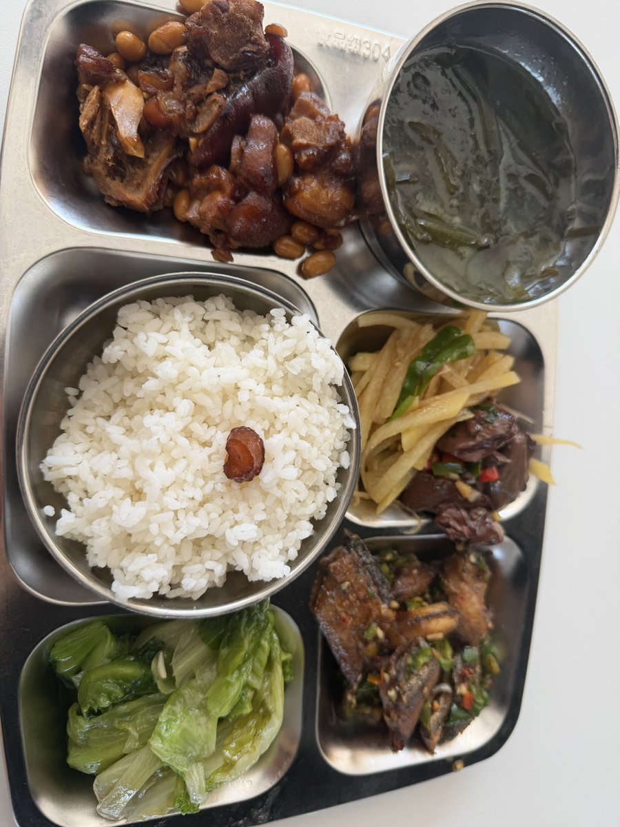 Annz60bp's tweet photo. 中午好 看看你们的工作餐😋 https://t.co/AQUuAe0i2K
