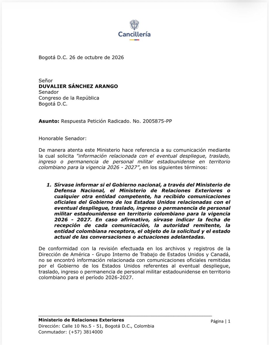 DuvalierSanchez's tweet photo. Hoy que la @CancilleriaCol me respondió que no encontró antecedentes del envío de militares extranjeros, el Ministerio de Defensa anunció la llegada de más de 300 soldados estadounidenses a Tolemaida, entre el 27 de octubre y el 11 de noviembre en un ejercicio militar con fechas, unidades y actividades ya programadas.

Entonces, ¿no sabían o sí sabían? Si no sabían, la Cancillería no tiene idea de quién entra al país y el Gobierno maneja la soberanía a ciegas. Si sí sabían, ¿por qué le respondieron al Senado que no había antecedentes? Alguien no está diciendo la verdad.

El artículo 173 de la Constitución le atribuye al Senado la función de permitir el tránsito de tropas extranjeras por el territorio nacional. Llamarlo “entrenamiento” es el viejo truco conocido para esquivar al Congreso.  ¿Por qué no tramitan la autorización? ¿Pretendan tramitar las autorizaciones cuando los soldados ya estén aquí?

La Cancillería y el Ministro de Defensa le tienen que dar la cara al país  y decirnos ¿A que vienen? ¿En que zona estarán? ¿Qué actividades desarrollarán? ¿Cuáles acuerdos respaldan su ingreso al país? El Congreso no es un adorno, y no vamos a permitir que nos sigan ignorando.

La soberanía se protege respetando la Constitución, con transparencia y rindiéndole cuentas al país. Cooperar no es sinónimo de arrodillarse.

#SiempreConArgumentos