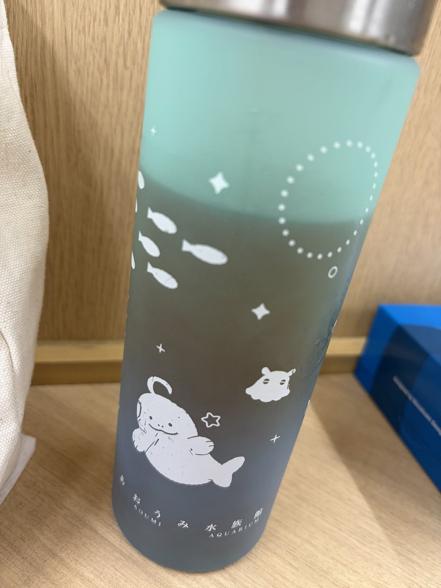 ansaniwa's tweet photo. あおうみ水族館のボトル気に入ってたのに3回くらい洗っただけでめちゃくちゃ削れる😢ちょっとカバンに入れたときに他のものと接触するだけでも削れる…これ仕様なの…？さすがに早すぎない？ https://t.co/F2jXGujuUa