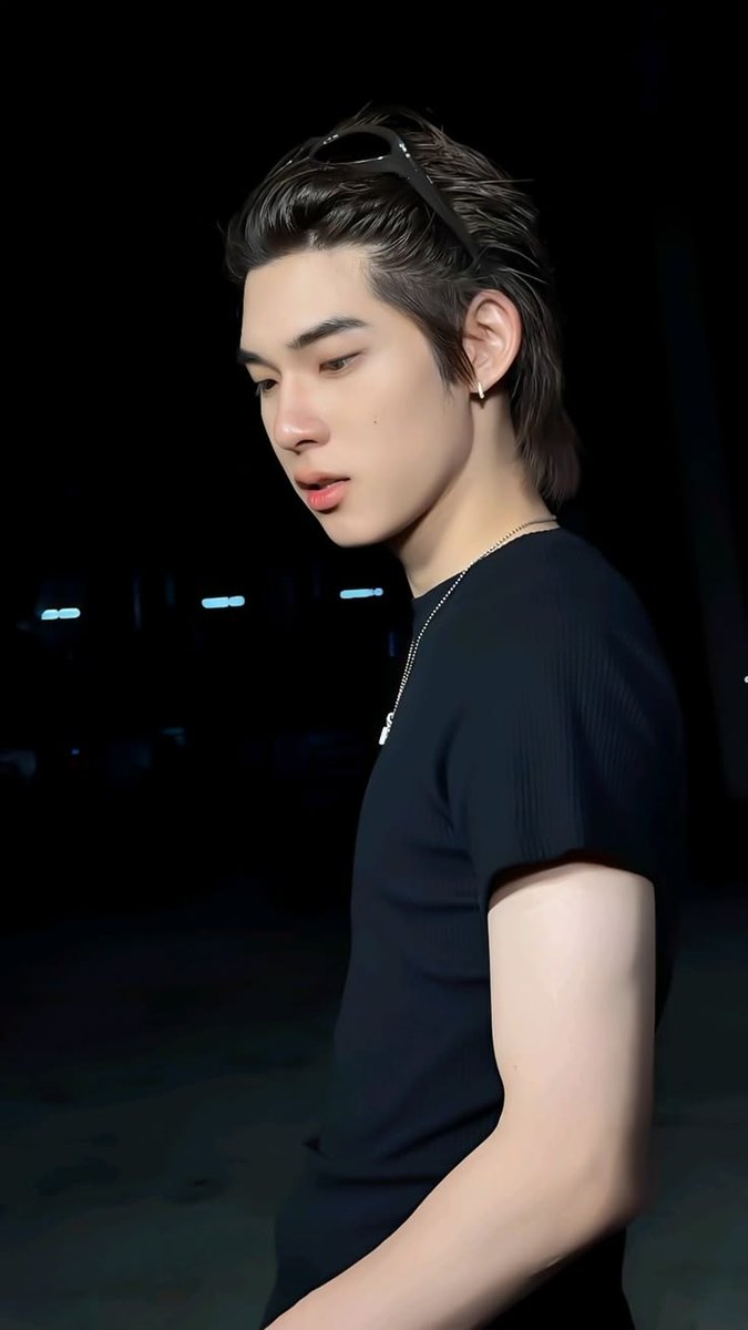 untilthej's tweet photo. "จ๋าย  พี่บอกแล้วใช่มั้ยว่าให้คบทีละคนอะ ข่าวเราว่อนไปทั่วมหาลัย"
"โห พี่ใกล้ จ๋ายก็ไม่ได้ทำไรผิดป่ะ แค่คุยเองอะ"
"อย่ามาเถียงพี่นะ ไม่งั้นจะให้ด้วงหักค่าขนมเรา"
"ไอ้ด้วง อย่านะเว้ย ช่วยกูด้วยดิ"
"ไหนคำว่าพี่วะจ๋าย เรียกพี่ด้วงก่อน"
"ไอ้ด้วง"
"พี่ใกล้ จ๋ายแกล้งด้วงอะ"
"ปวดหัว พี่จะไปข้างนอก อยู่กันสองคนก็อย่าพังบ้านล่ะ"

"ไอ้ด้วง มึงเอาตังมา กูจะพาเพื่อนไปกินข้าว"
"เพื่อนคนไหน ชื่ออะไร เรียนที่ไหน"
"ไม่ยุ่งดิ"
"กูพี่มึงนะเนี่ย งอนแล่ว"
"กูไม่ไปละ รำคาญมึง"
"เอ้า อะไรคะเนี่ย"