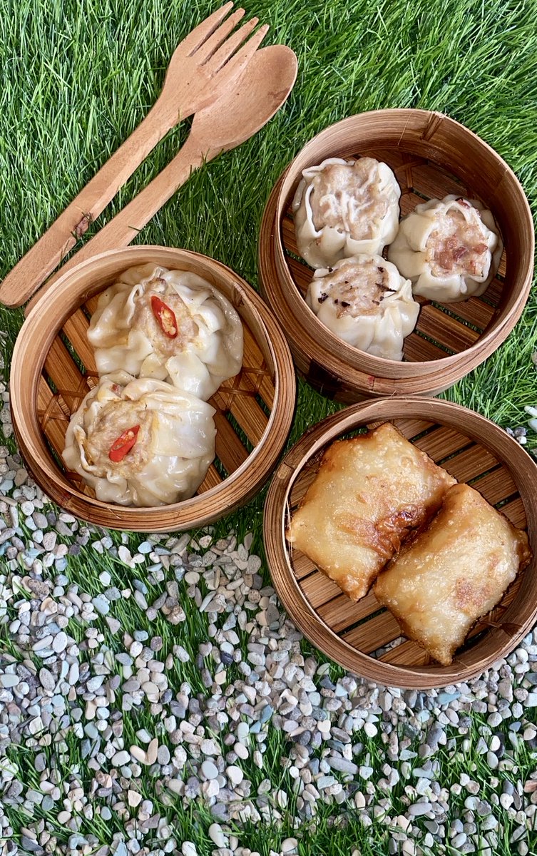 bakuldimsum_'s tweet photo. Temen2 yg murah hati. Aku minta tolong banget kalo postingan daganganku lewat minta sedekah like, rt sama replynya ya biar jangkauannya lebih luas dan ketemu pelanggan baru. Kebetulan aku ga gajian dr elon jadi pemasukanku cuma dr dimsum. Aku masih blm nyerah jualan dimsum di era prabonomics ini.
Bantuin aku ya biar daganganku ga gulung tikar krn di real life aku tulang punggung. Umur 36th nyari kerjaan susah banget. Mau banget kalo ada info WO gitu atau kerjaan sampingan yg lain 🥺🙏