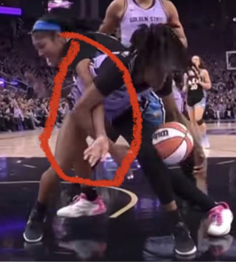 rxmx778's tweet photo. BUT THERE PLAYING GREAT DEFENSE… 
#wnba #WNBAFinals #angelreese #goldenstatevalkyries #AtlantaDream We easily win these games, if the league just had FAIR officiating. @WNBAComms @WNBA @CathyEngelbert @adamsilver #Investigatethewnba https://t.co/YUN4B8oI7H