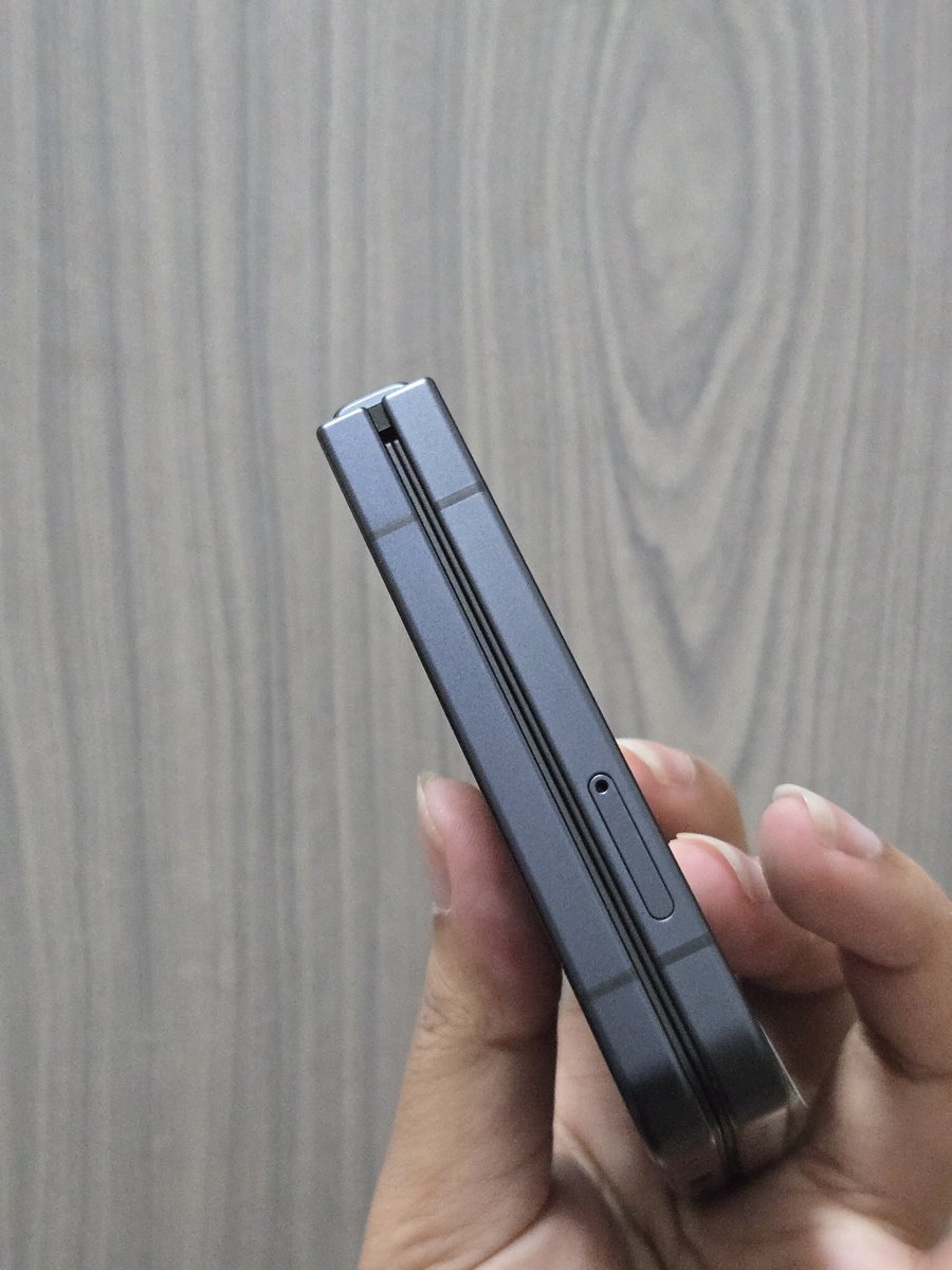 ployploy1905's tweet photo. Samsung galaxy z flip7 5g 12/256 17,500มีเเต่ตัวเครื่อง เครื่องไม่มีตำหนิเลยค่ะ พึ่งเคลม SC+จากศูนย์ Samsung แท้ เปลี่ยนภายนอกใหม่ทั้งชุดค่ะ จากศูนย์แท้ๆเหมือนได้มือ1 
#โทรศัพท์มือสอง  #โทรศัพท์มือ2 #ส่งต่อซัมซุง #มือถือมือ2 #ซัมซุง #Samsung #zflip7 #ส่งต่อโทรศัพท์มือสอง https://t.co/HtXRgOL39Z