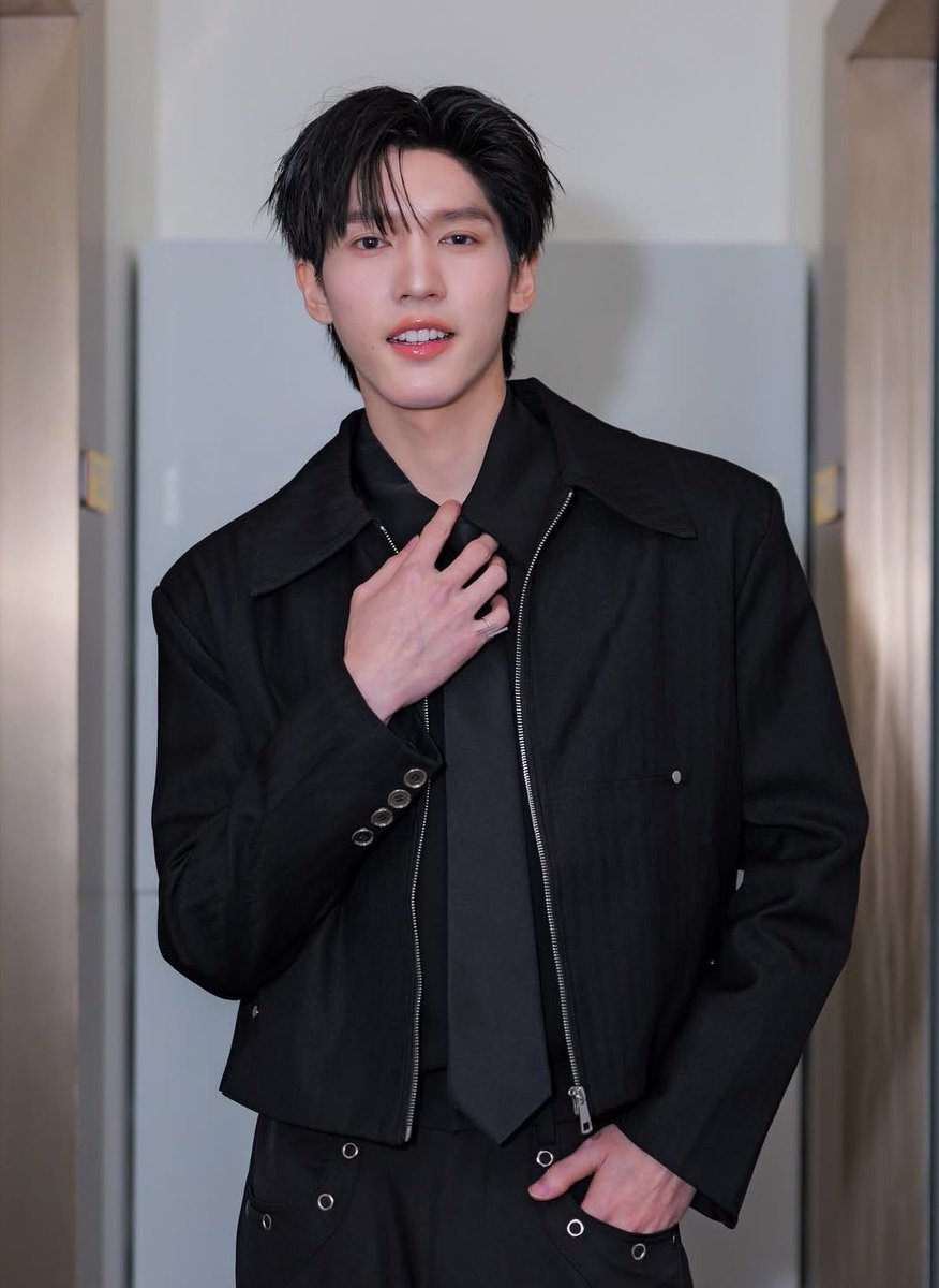 tnbverygood's tweet photo. หล่อจัง ㅜㅡㅜ 💛 https://t.co/ze6VyYD9Kh