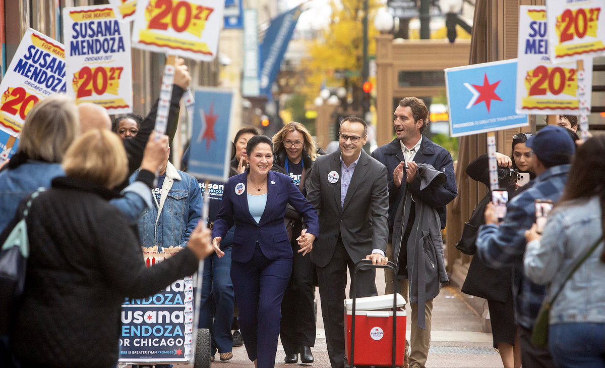 susanamendoza10's tweet photo. It’s official. I’ve submitted my petitions to get on the ballot for Mayor, Chicago ❤️

We delivered my petitions Chicago-style: in a tamale cart. Thank you to Jorge Haro and La Casa Del Pueblo for providing delicious tamales this morning.

I’m running for mayor to give small business owners, entrepreneurs, working families and all Chicagoans a voice at City Hall.

Ours is a people-powered campaign. Thank you to all the supporters who came out - I couldn’t have done it without all your hard work. 

And thank you to every Chicagoan who signed my petition and took a bet on a brighter future for our City.

#susanaforchicago #chicago