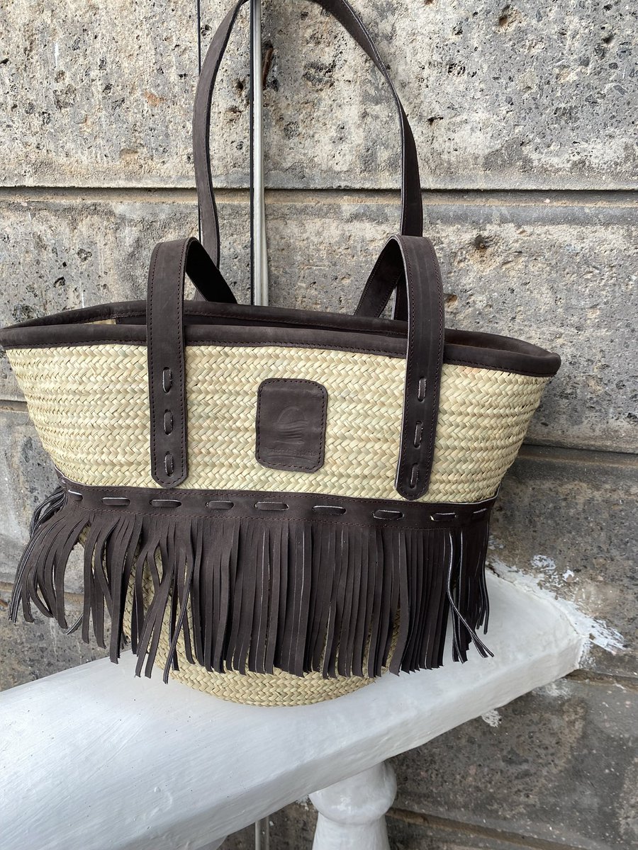 shavnyuyngah's tweet photo. These bags are made in Kenya, woven by hand by women on the shores of Lake Victoria.

The material is othith, a soft palm reed from the Lake Victoria region. The weavers split it into fine strips, dye it and weave it into a sturdy bag. The leather detailing and lining are added in Nairobi.
For the classic design, one expert weaver does all the weaving. The brand calls her quality rare. This is premium handwork.

This is Nyabondo Baskets, a Luo brand founded in 2015 by @JudyAtieno. She started it to keep Luo weaving alive and to put money in the weavers' pockets. The classic basket sells for KSh 3,500.

The skill is already there. What it needs is orders.

Credits: Nyabondo Baskets, founder Judy Atieno. Instagram, Facebook & X: @NyabondoBaskets. Source: Nyabondo Baskets Product Catalogue 2026