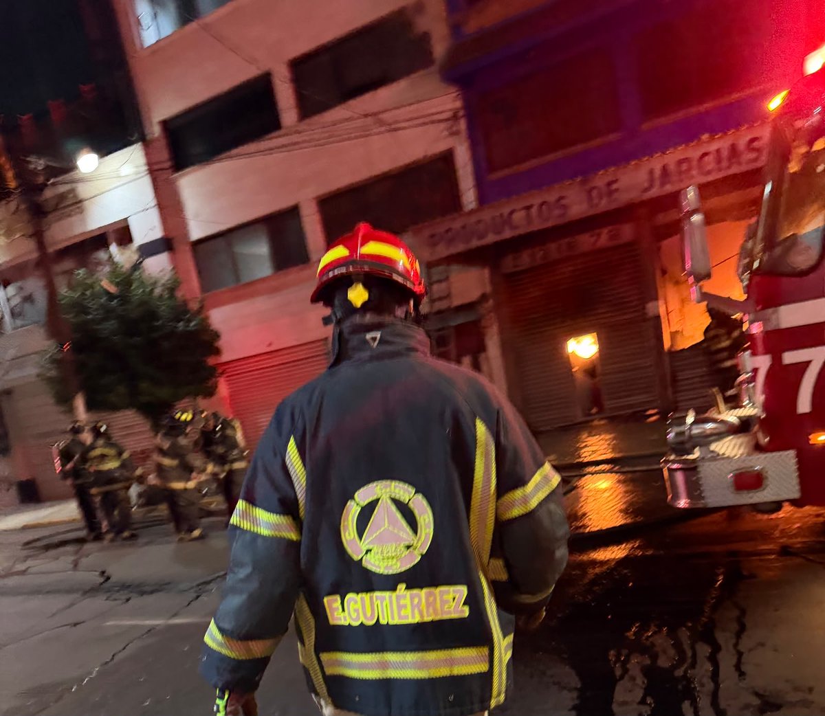 pciviledomex's tweet photo. Personal de la Coordinación General de #ProtecciónCivilEdoMéx, se encuentra en el cruce de las calles Morelos y Rayón, en #Toluca, donde se registra un incendio en un establecimiento. https://t.co/WpKeGtktjc