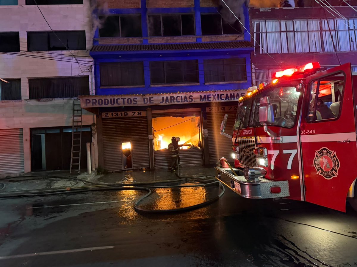 pciviledomex's tweet photo. Personal de la Coordinación General de #ProtecciónCivilEdoMéx, se encuentra en el cruce de las calles Morelos y Rayón, en #Toluca, donde se registra un incendio en un establecimiento. https://t.co/WpKeGtktjc
