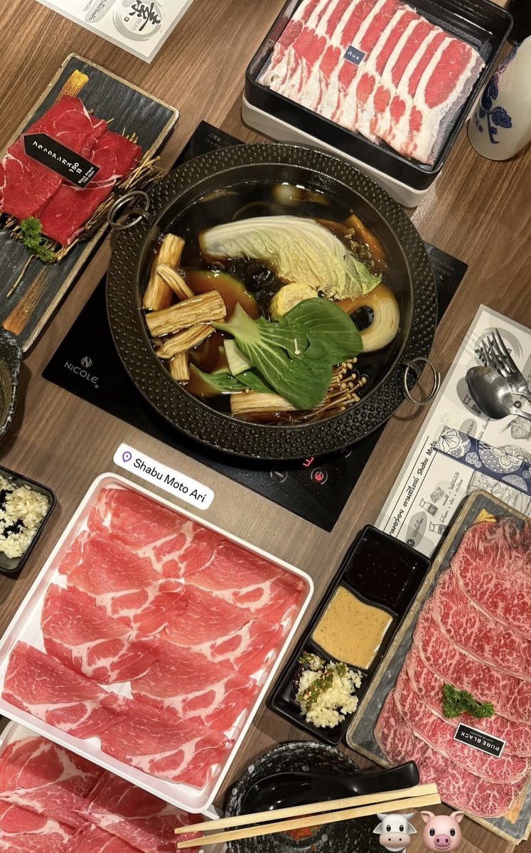 preawbillpp's tweet photo. ทีมชาบู ⭐️
Hitori shabu ( วันที่อยากกินคนเดียว)
Shabu moto Ari ( ละลายในปาก เนื้อดีมาก)
มีทั้ง buffet และ A la carte
#แพรวพาอีส 

สองร้านที่กินบ่อย ในราคาไม่แพง 🍲 https://t.co/8E3DEXdEnh