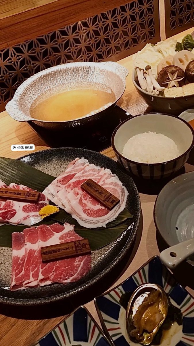 preawbillpp's tweet photo. ทีมชาบู ⭐️
Hitori shabu ( วันที่อยากกินคนเดียว)
Shabu moto Ari ( ละลายในปาก เนื้อดีมาก)
มีทั้ง buffet และ A la carte
#แพรวพาอีส 

สองร้านที่กินบ่อย ในราคาไม่แพง 🍲 https://t.co/8E3DEXdEnh