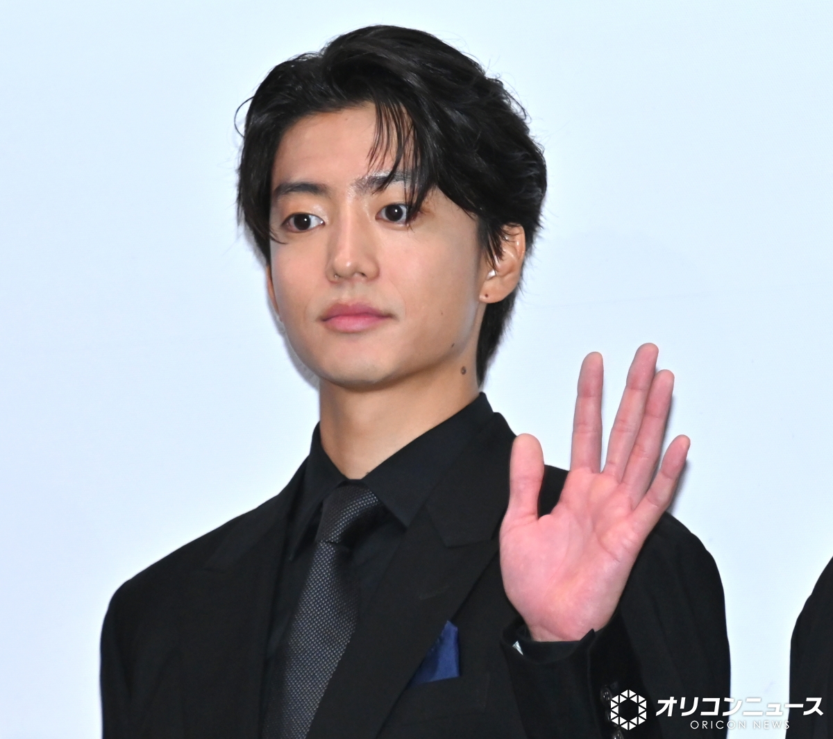 oricon's tweet photo. 伊藤健太郎、永野芽郁と軽快トーク‼️
「誰がメイキング俳優や（笑）」
https://t.co/geio4sW9ge

 DMM TVオリジナルドラマ『ヒマチの嬢王』
世界最速ワールドプレミア上映 舞台あいさつ https://t.co/rBAEEqSisR