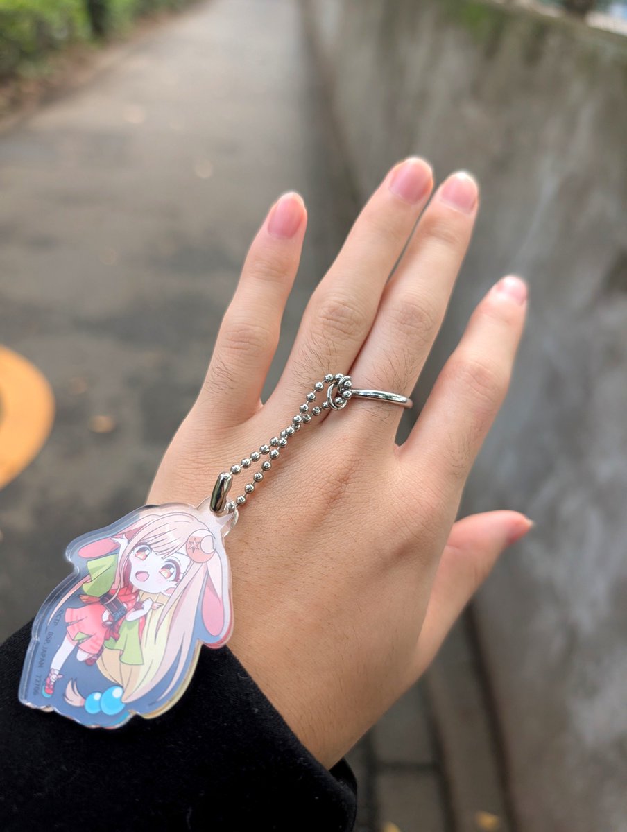 rocks_6784's tweet photo. 普段ジュエリー作りを生業としている母がアクキーを付けれる指輪をくれました！！！
ありがとう！！！！！ https://t.co/NltUrFbzRO