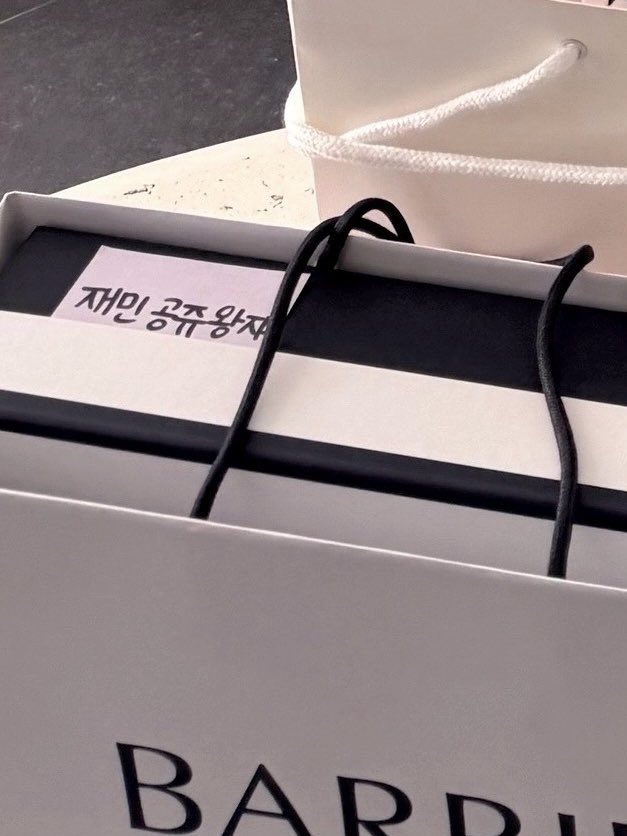 luminajaem's tweet photo. barrie is actually so cute for this 😭💗 the pinkki cake with barriejaem on it, the “jaemin princess prince” on his gift box, the pink flowers and the bunnies…… OH MY GOD THEY REALLY LOVE JAEMIN 🥹💖 https://t.co/RHGEOGvVJ5