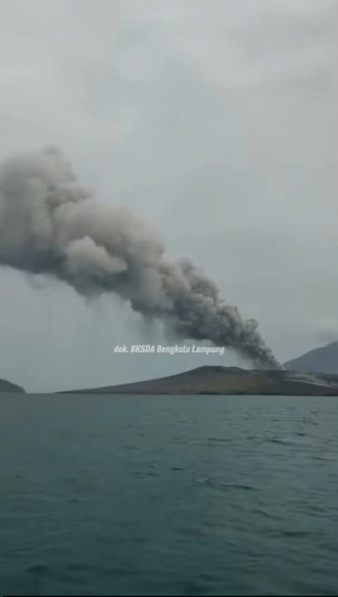 sosmedkeras's tweet photo. 🚨🚨🚨
Mengabarkan dari SELAT SUNDA, 26 Oktober 2026 Gunung Anak Krakatau KEMBALI MENGALAMI ERUPSI. Terlihat abu vulkanik menjulang tinggi beberapa ratus meter.

Stay Safe kawan" yg terkena abunya jangan lupa pakai masker. 

Gunung Anak Krakatau, Perairan Selat Sunda. https://t.co/ryQJjB65JC
