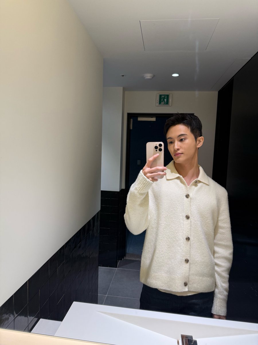 merlynsie's tweet photo. มาร์คลีส่งเซลฟี่มาให้หายคิดถึง 🥺🥺 ชุดเดียวกับที่แกะกีต้าร์เลยนี่นา ส่วนมือถือเคสหายไปแยะ https://t.co/f3QKyTEnmw