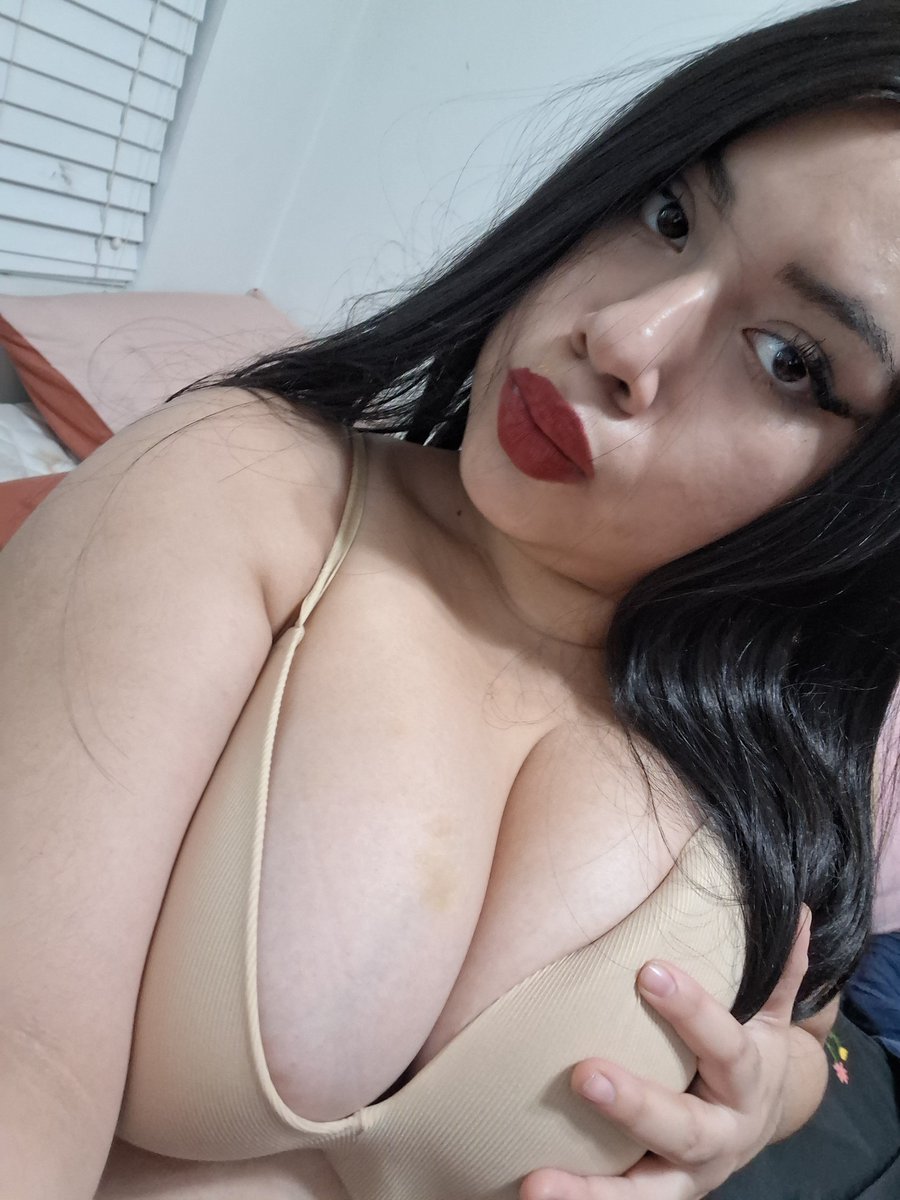 cherryberry044's tweet photo. Tit tease https://t.co/v0lNZAGK23