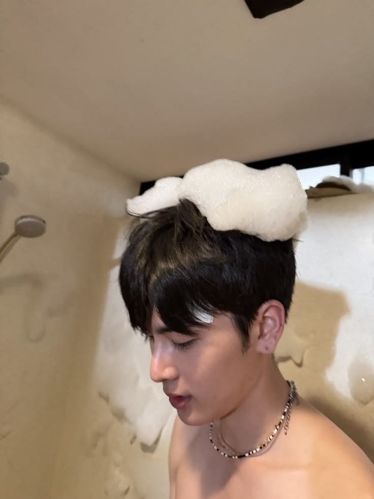 KononSANTA's tweet photo. siapa mau ikut ke kamar mandi kamar mandi sama sun? 🤓👆 https://t.co/8beb9NB5ka
