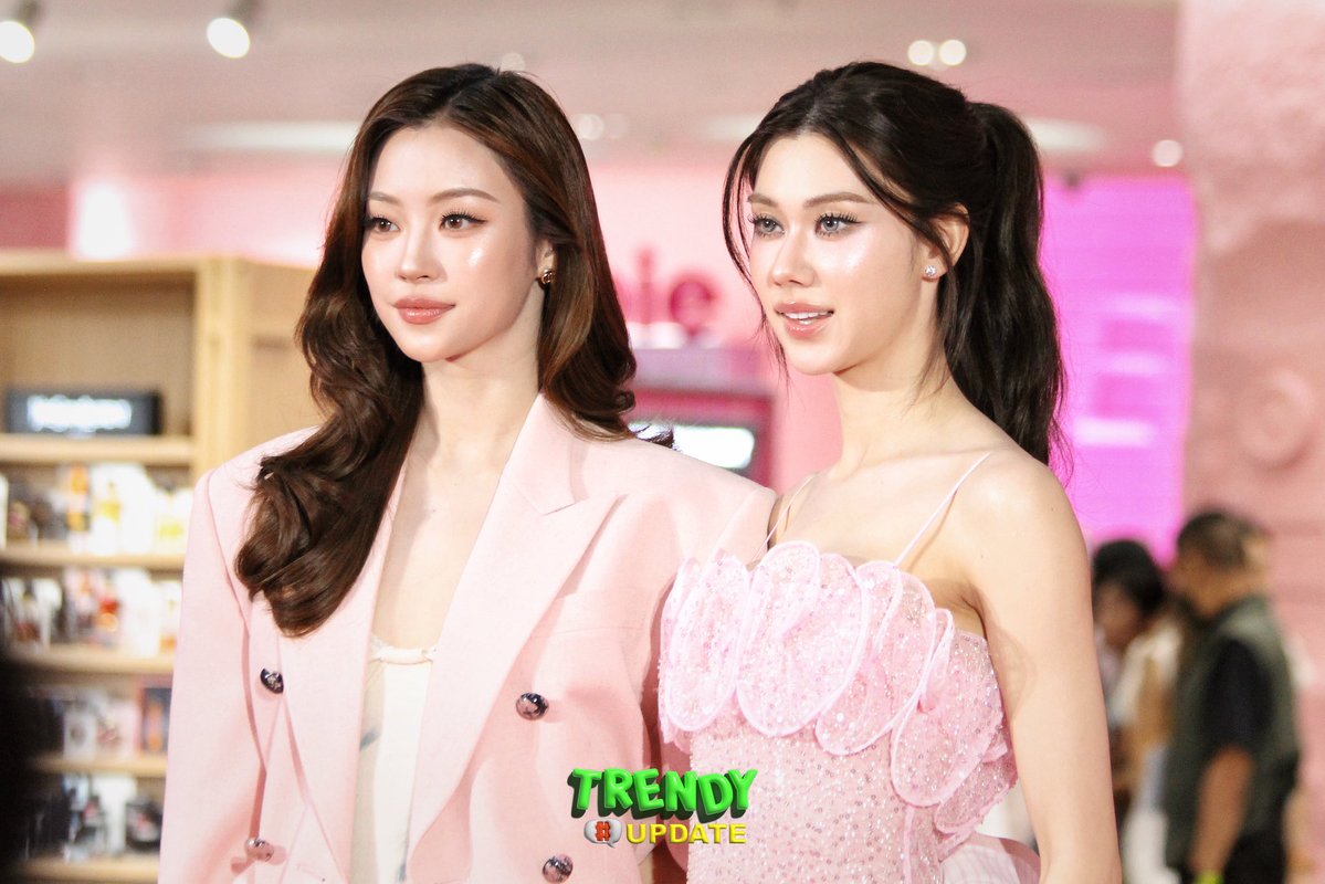 TrendyUpdate_th's tweet photo. (เก็บตกภาพ📸) "ลีน่า-หมิว" ร่วมงาน EVEANDBOY THE NEW Underground Siam Square One ✨️💖

LENAMIU AT EVEANDBOY SQ1
#EVEANDBOYxLenaMiu
#LenaMiu #ลีน่าหมิว
#Lalinalena #MiuNatsha 
#EVEANDBOY #EVEANDBOYSQ1 
#EVEANDBOYTheUndergroundSiamSquareOne https://t.co/CB2pqJZIgS