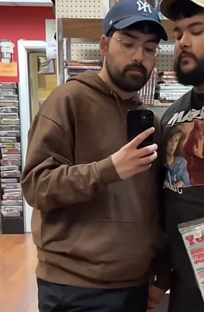 poonkeboi's tweet photo. Honey we can see ur stomach thru ur fucking jacket. Have u tried sucking in? Instead of sucking dick? https://t.co/EVMqOSzRck