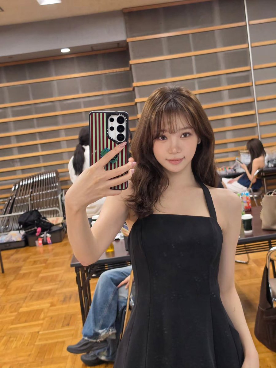 FIMBASE's tweet photo. [WEVERSE] 261027 #KIMCHAEWON 🐯

: the PUREFLOW tour, which lasted nearly two months, has finally come to an end, including both the U.S. and European legs!
: although two months might seem like a short time, looking back, it feels like quite a long journey
: actually, before the tour began, i had to send my beloved grandmother off to heaven
: after that, i had a lot on my mind, and naturally, i found myself reflecting on myself and looking back on my life
: and during that time, i went on tour with the members
: i was worried that over those two months, as we traveled to new places, i might end up spending a lot of time alone, but at the same time, i was also excited
: as i saw and experienced new things in unfamiliar places, i spent time alone thinking about many things
: i want to live without regrets, no matter what situation I'm in
: maybe that's why the time i've been given now feels even more precious to me, and i've come to think that doing my best and living happily are just as important as anything else
: of course, i can't do everything i want to do
: sometimes, there are times when i have to compromise with reality, and times when i have to make choices i don't want to make
: even so, i hope i can live without forgetting what i like, what makes me happy, and what kind of person i am
: i want to live a life filled with the things i truly love and enjoy, rather than a life where i simply try to meet other people's expectations
: rather than worrying too much about how others see us, I hope we can each wholeheartedly pursue the things we want to do, wherever we are, and create lots of happy moments
: i also want to try many of the things i've wanted to do, experience failures along the way, and live courageously!
: throughout this tour, i felt and learned so much, and above all, i laughed a lot and was happy thanks to all of you
: i don't know what kind of days lie ahead, but i want to enjoy them and move forward happily!
: although the U.S. and European legs of the tour have come to an end, thank you so much! 
: let's continue to have fun together, FEARNOT! 💙
: i'll do my best on the Asia tour too! 👍