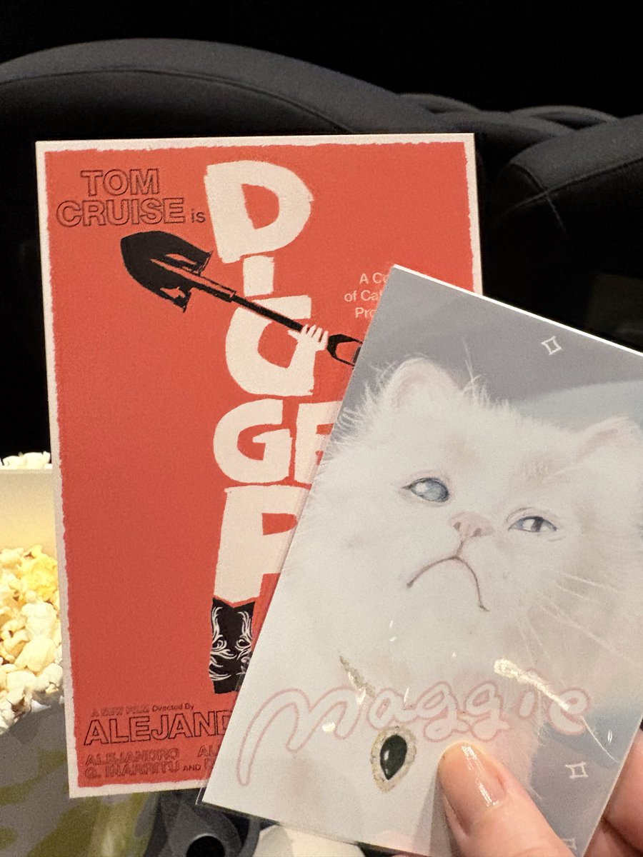 mywingman_'s tweet photo. 日本はディガーのグッズがなかったので、ムビチケの特典ポスカと自分で描いたマギーを添えて記念撮影するオタク https://t.co/yfhno6iWr3