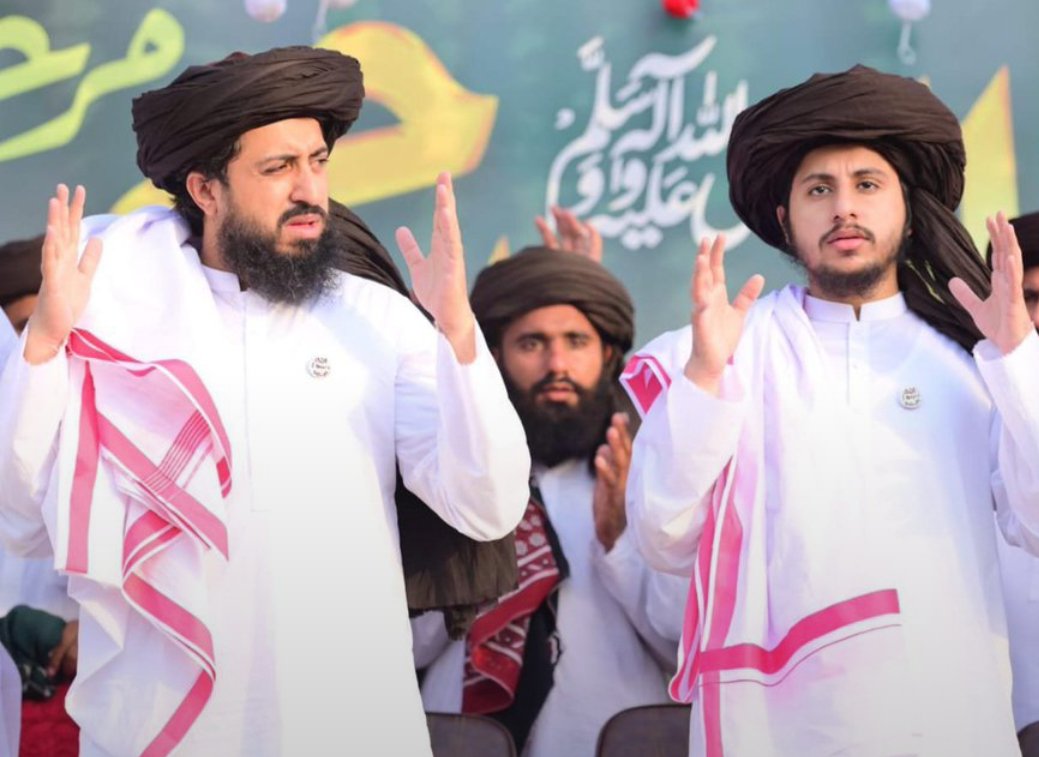 AliTallat1's tweet photo. حافظ سعد حسین رضوی اور حافظ انس رضوی کہاں ہیں؟

تحریک لبیک پاکستان (TLP) کے دونوں رہنماؤں کی عدم موجودگی پر لاہور ہائی کورٹ میں اہم پیش رفت سامنے آئی ہے۔ عدالت میں ایف آئی اے نے مؤقف اختیار کیا کہ منی لانڈرنگ کا کیس موجود ہے، دونوں رہنما مطلوب ہیں، لیکن وہ ادارے کی تحویل میں نہیں ہیں۔

عدالت نے وزارتِ داخلہ کو نوٹس جاری کرتے ہوئے ایک ہفتے میں رپورٹ طلب کر لی کہ دونوں رہنما کہاں ہیں؟

سوال یہ ہے کہ اگر دونوں مطلوب ہیں تو پھر وہ کہاں ہیں؟ قوم کو بتایا جائے کہ دونوں رہنماؤں کے بارے میں حکام کے پاس کیا معلومات ہیں۔