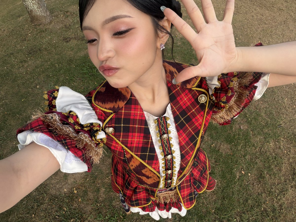 Y_CynthiaJKT48's tweet photo. Siang! Siapa yang masih terngiang-ngiang BUKA MATAMU MENARILAH BERDANSA KARNAVAL INI PERCUMA TANPA DIRIMU 😁😁😁 https://t.co/RU4UvxNv5n
