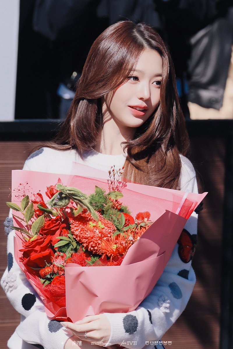 wonyoungdollz's tweet photo. The way the sunlight hits her… Wonyoung is pure ethereal beauty right now 🤍 https://t.co/MFyOrHOuZd