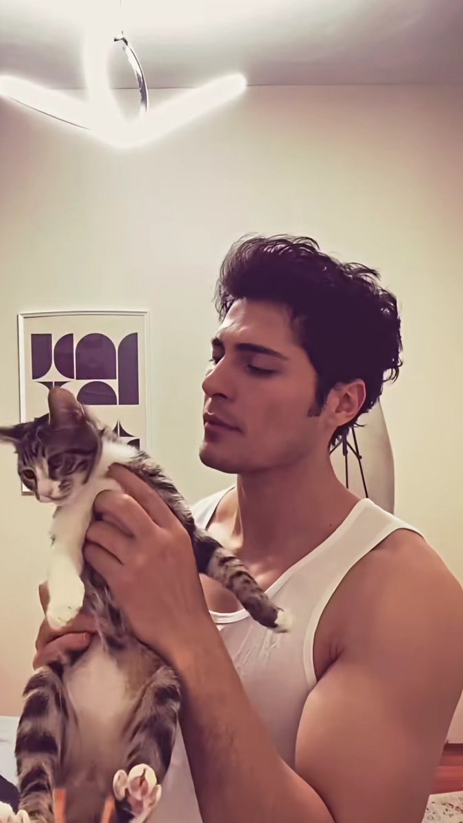 sytle6534's tweet photo. Is Ilsu  with Virat sefer who plays Malik in Arafta and left the show ?? The physique, clothes everything looks same &amp; also check his profile many similar places like ilsu &amp; she has stopped commenting on his posts for a while suddenly. Can this be true ?? #arafta #İlSuDemirci https://t.co/R3Qvde09vw