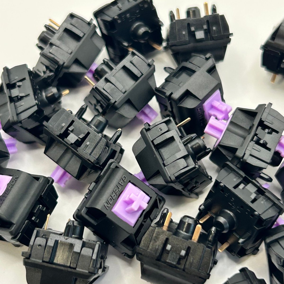 TalpKeyboard's tweet photo. GATERON Oil King Purple サイレントタクタイル キースイッチ（55gf/5ピン/5個）
¥550（税込） 
GATERON Oil King Purpleは、Oil Kingシリーズのサイレントタクタイルキースイッチです。POMステム、ナイロン製トップハウジング、Ink素材のボトムハウジングを採用しています。 
https://t.co/X5Q0BCF0mQ https://t.co/PcY0FEsiJT