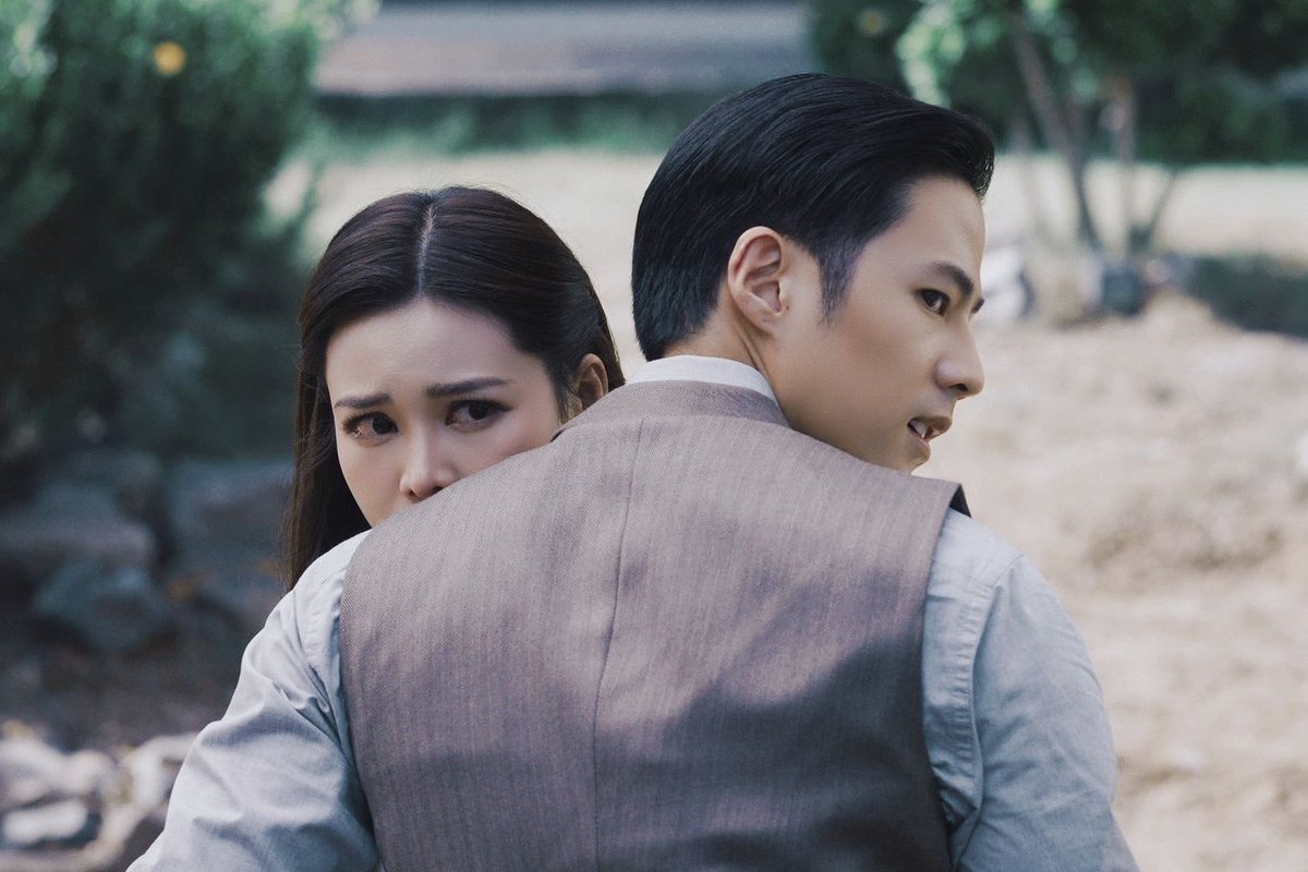TalkinTrend's tweet photo. เรื่องย่อ “สำรับฆาตกร” EP.6
วันอังคารที่ 27 ตุลาคม 2569 เวลา 19.00 น. ทาง TrueVisions NOW
"อิงฟ้า" เฉียดตายตามหาแม่ "แบงค์" ร้อนใจเร่งปิดคดี
"พิ้งกี้" โผล่ร่วมวงล่าใน "สำรับฆาตกร EP.6"

การตามล่าตัว น้อย (ป๊อก-ปิยธิดา มิตรธีรโรจน์) ยิ่งเข้มข้น เมื่อความลับจากอดีตเริ่มย้อนกลับมาสั่นคลอนผู้มีอำนาจ พร้อมกับการปรากฏตัวของ อำแดงมณี (พิ้งกี้-สาวิกา ไชยเดช) ขณะที่น้อยยังคงดิ้นรนเอาชีวิตรอด ด้วยความหวังเพียงหนึ่งเดียวคือการได้กลับมาพบลูกสาวอีกครั้ง
ด้าน นลิน (อิงฟ้า วราหะ) ไม่ยอมล้มเลิกความตั้งใจในการตามหาแม่ แม้ทุกเบาะแสจะพาเธอเข้าใกล้อันตราย ทำให้ หลวงอัศวิน (แบงค์-ธิติ มหาโยธารักษ์) เป็นห่วง ท่ามกลางความสัมพันธ์ของทั้งคู่ที่เริ่มพัฒนาไปไกลกว่าการร่วมสืบคดี
แต่ยิ่งนลินเข้าใกล้แม่ บาดแผลจากอดีตกลับยิ่งถูกเปิดออก เมื่อความจริงที่เธอตามหาอาจเกี่ยวพันกับชะตากรรมของคนอีกหลายชีวิต การตามหาแม่ครั้งนี้ จะนำไปสู่การพบกันที่เฝ้ารอ หรือกลายเป็นการสูญเสียที่ไม่มีวันหวนคืน?
ติดตามใน “สำรับฆาตกร Murder In The Kitchen” EP.6 วันอังคารที่ 27 ตุลาคมนี้ เวลา 19.00 น. ทาง TrueVisions NOW

Murder In The Kitchen สำรับฆาตกร
ทุกวันอังคาร เวลา 19:00 น. ทาง #TrueVisionsNOW ที่เดียว

#MurderInTheKitchen
#TrueVisionsNOWOriginal
#cholumpiproduction