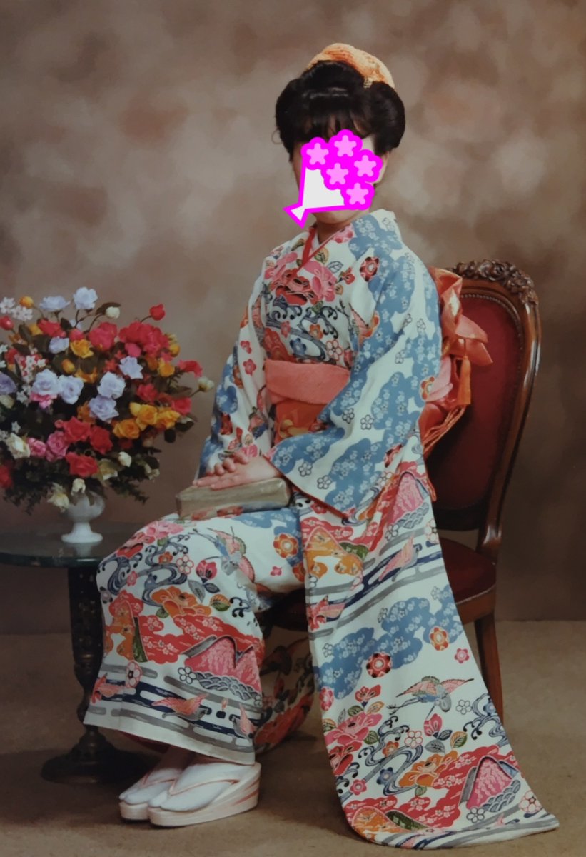 bleuclairvent's tweet photo. 話題にのっかってみる
左が私、右が従姉妹それぞれの成人式👘
２人とも叔母の懇意にしていた着物屋さんから反物を購入して手先の器用な姉妹だったそれぞれの母親が自ら仕立てたものです、反物は琉球紅型の一点物でした、周りとは趣きが違う振袖に親の愛情が籠もっていたと今なら思えます
#振袖 https://t.co/YwBxtfHss0