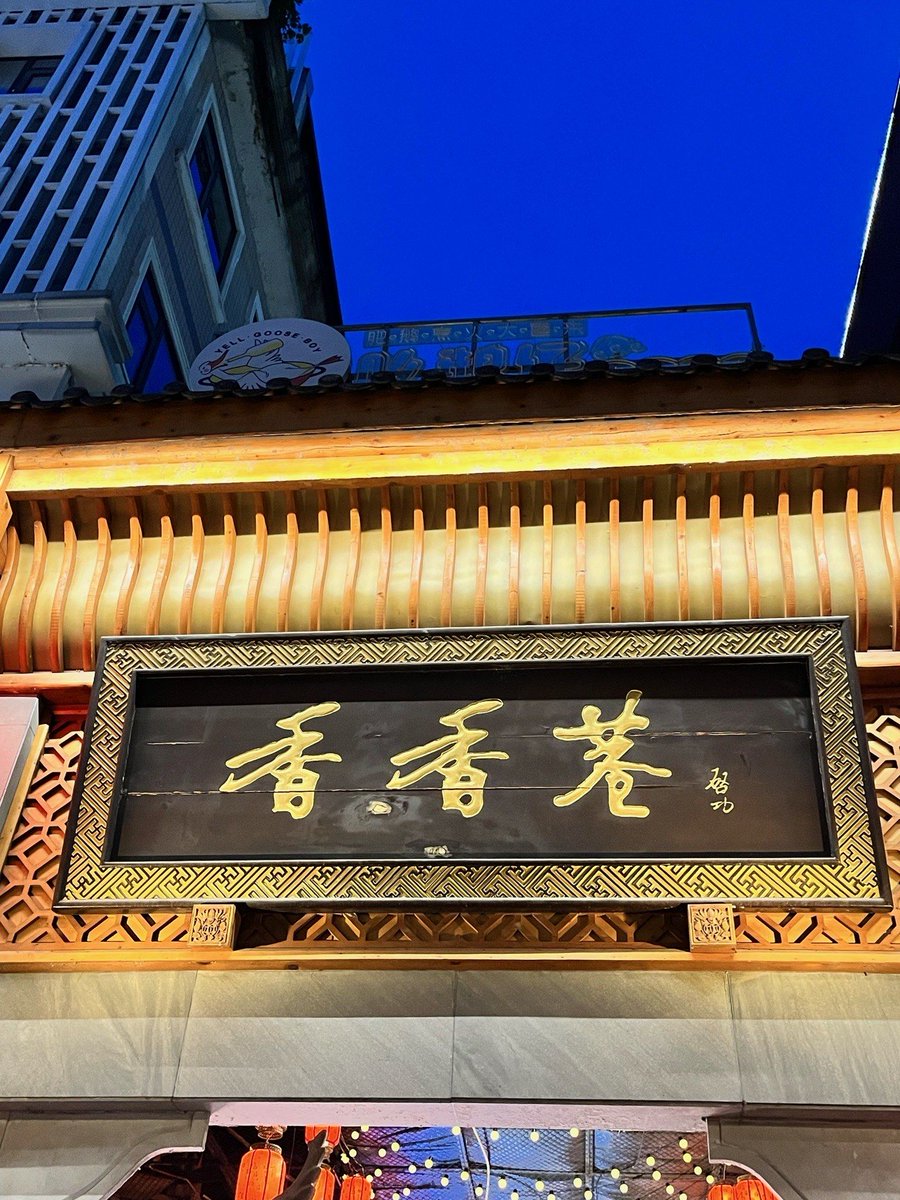 RFRhZ9moyiOchoX's tweet photo. [狭い路地で出会った酢豚が、標的を間違えて怖がって逃げたけど、実は隠してたペットの猫が風邪で瘟ってただけだった！]， https://t.co/4z3UZChw38