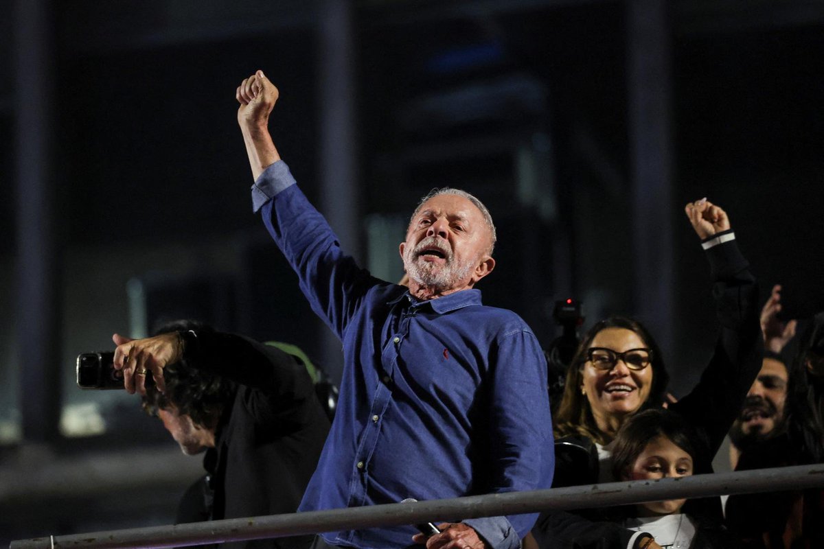 Mileistesfr's tweet photo. Les effets s immédiats de l'élection de Lula:

- La bourse a perdu 17.6% en une journée, la plus grande grosse baisse depuis 36 ans
- Le Real brésilien a perdu 10% en quelques heures
- les taux d'intérêts sur la dette souveraine ont augmenté de 25%
- La police a ordonné à Flavio Bolsonaro de leur donner son passeport
- Lula a annoncé une régulation massive des réseaux sociaux et des IA

Tout ceci alors même que la droite a largement gagné les législatives et les sénatoriales.

Le pouvoir destructeur de la gauche, encore et toujours
